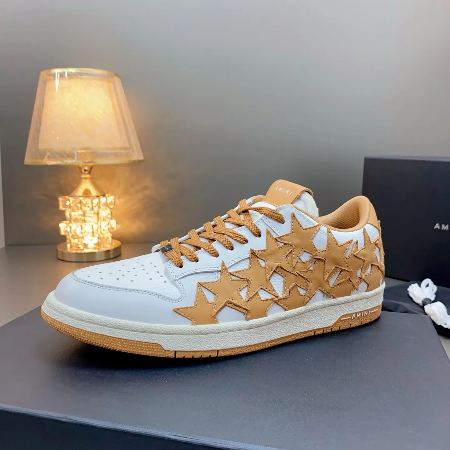 p620🐮🐮AMIRI 💧🌳Couple model💎 The latest The Pacific series Couple model Bone Star Casual sneakers Skateboard shoes ✔️ AMIRI's Pacific shoes are a sneaker that combines luxury and street style. Many celebrities and Internet celebrities have the same style. Its design and workmanship are very elegant. Made of high-grade cow leather, soft to the touch and highly durable 💘💍Fabric: Original customized imported first-layer cowhide 💘💍Inner lining: Original customized breathable mesh lining 💘💍Feet: Original injection molded one-piece, comfortable and wear-resistant without tiring the feet 💘💍Outsole: Original 1:1 molded three-color sole Original outsole 💘💍Sole thickness: 3CM 💘💍Size: Female 35-40 Male 39-46 💘💍price; top version 💦Special remarks Remark: (Female size 34 40. Men’s size 38 45 46 is customized and cannot be returned or exchanged) Please note when placing an order! Thank you🤝🤝